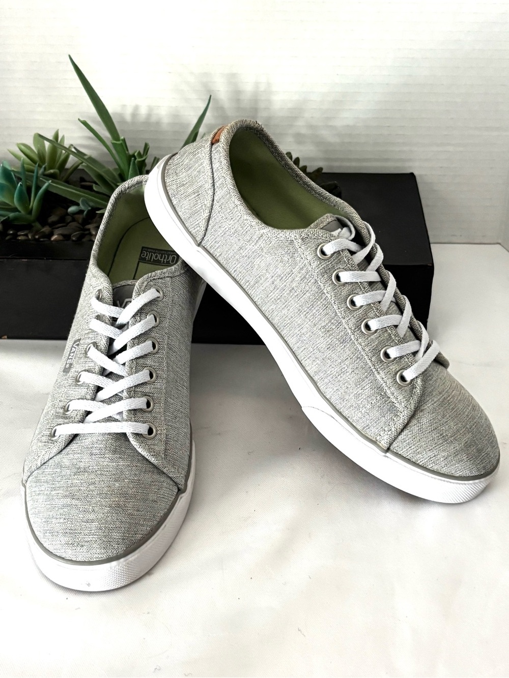 VANS GRAY LACE UP SNEAKERS CUSHIONED INSOLE RUBBER SOLES SZ 8